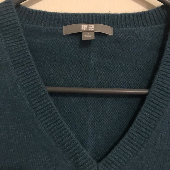 Uniqlo v neck sweater - Picture 3 of 4
